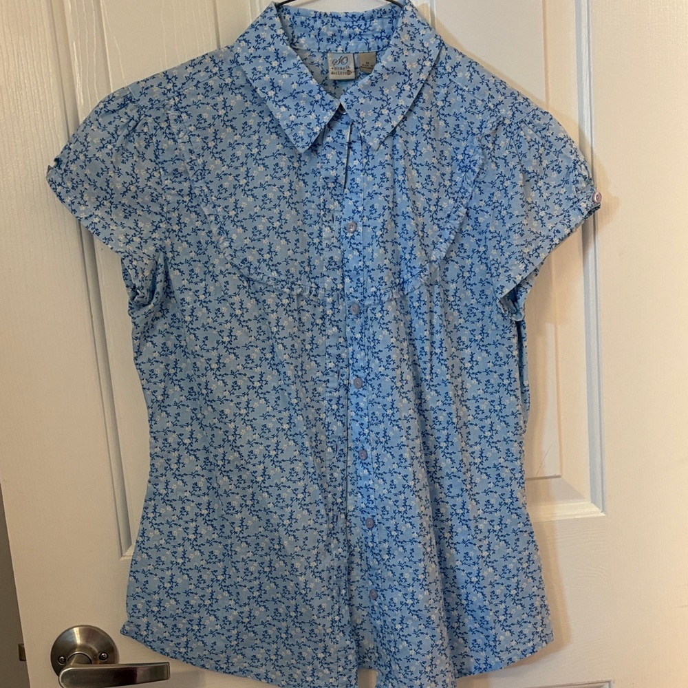 So Wear It Declare It Light Blue Floral Cap Sleeve Button-Down Top - Picture 3 of 3